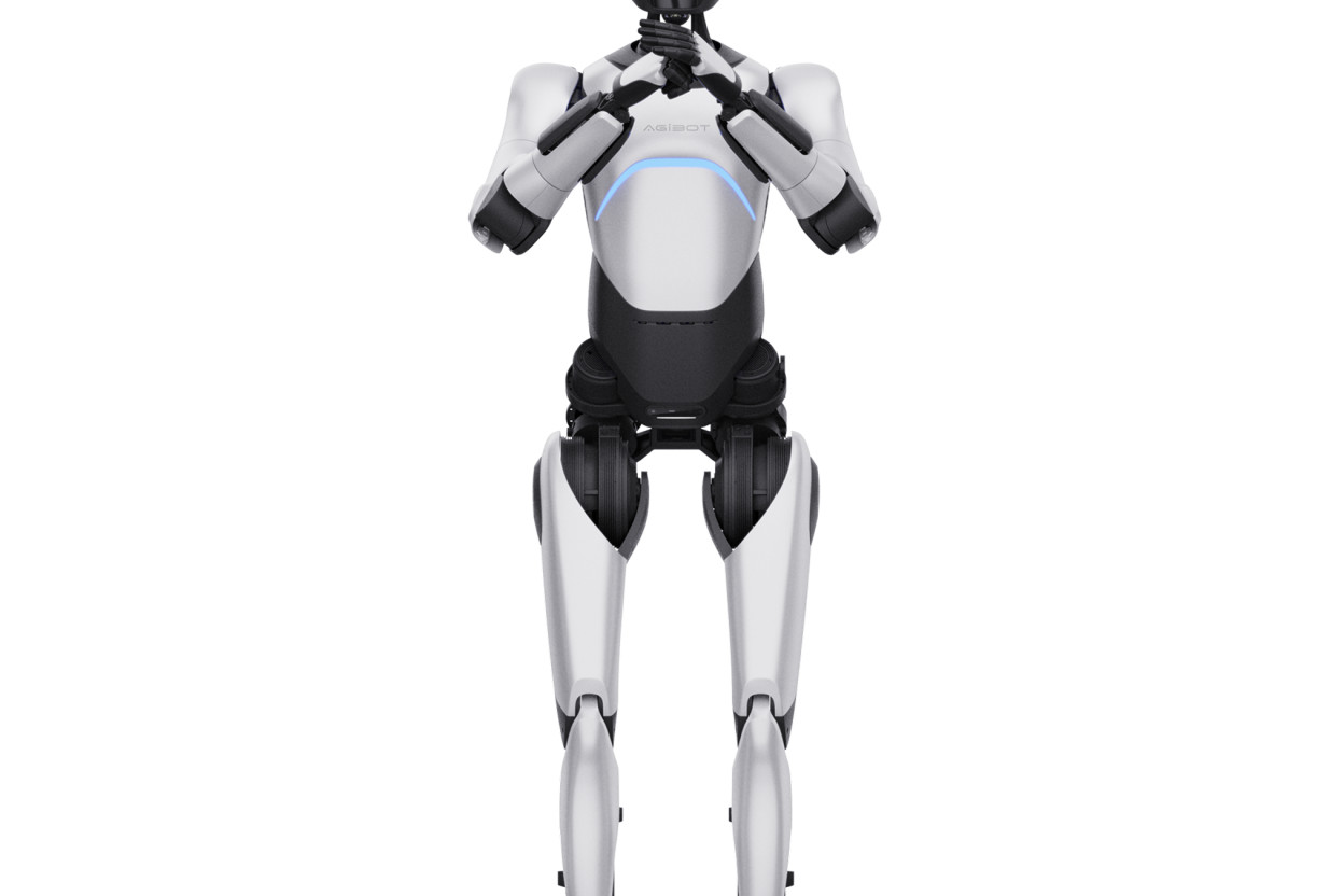 Robot humanoïde AgiBot avec structure articulée blanche et grise, bras levés, monté sur base mobile à roues
