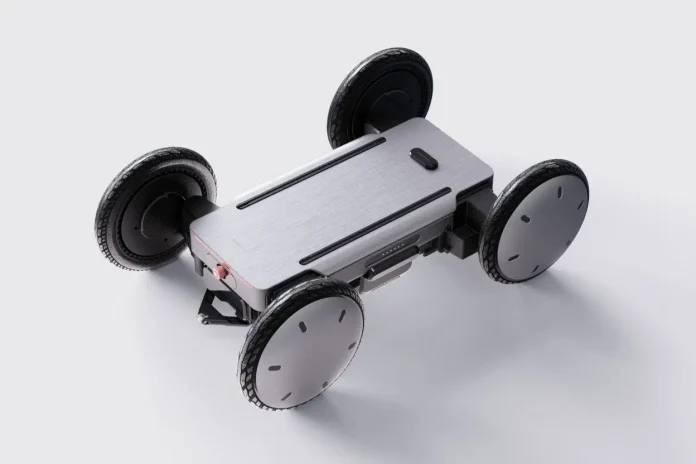Hyundai Autoever macht MobED zum Patrouillenroboter: KI erkennt Auffälligkeiten, die Leitstelle entscheidet Autonomer vierrädriger mobiler Roboter mit grauer Plattform und kompaktem Chassis, vor neutralem Hintergrund fotografiert