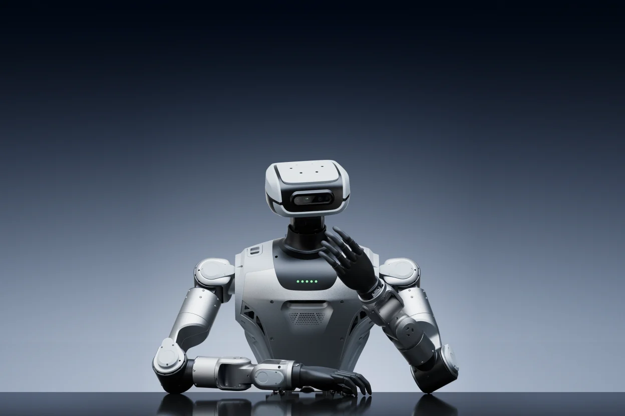 Robot humanoïde LimX Dynamics Oli, doté d'un torse et de bras articulés, main levée, posé sur une surface réfléchissante