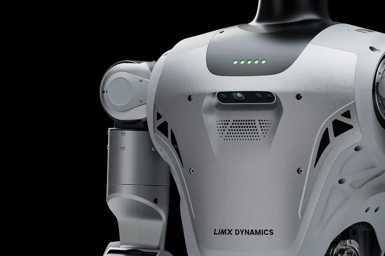 Détail du torse du robot LimX Dynamics Oli montrant le nom du constructeur inscrit sur le châssis et des capteurs frontaux
