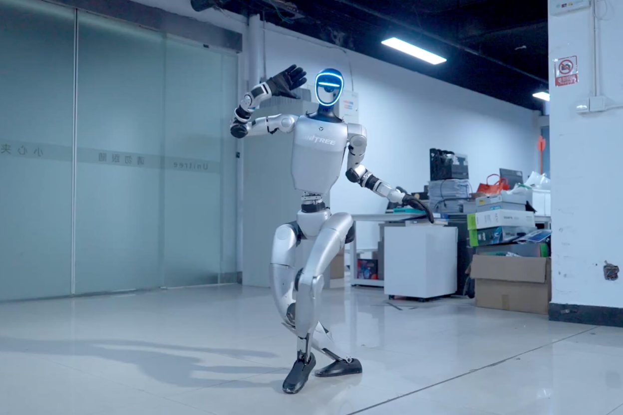 Robot humanoïde Unitree G1 en démonstration dans un environnement intérieur, portant l'inscription UNITREE sur le torse