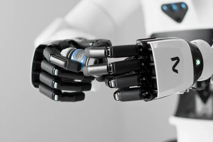 NEURA Robotics présente Neuron AI et une démonstration de pliage de linge avec le 4NE1 à Berlin Main robotique dotée de doigts articulés et de capteurs visibles entre les phalanges