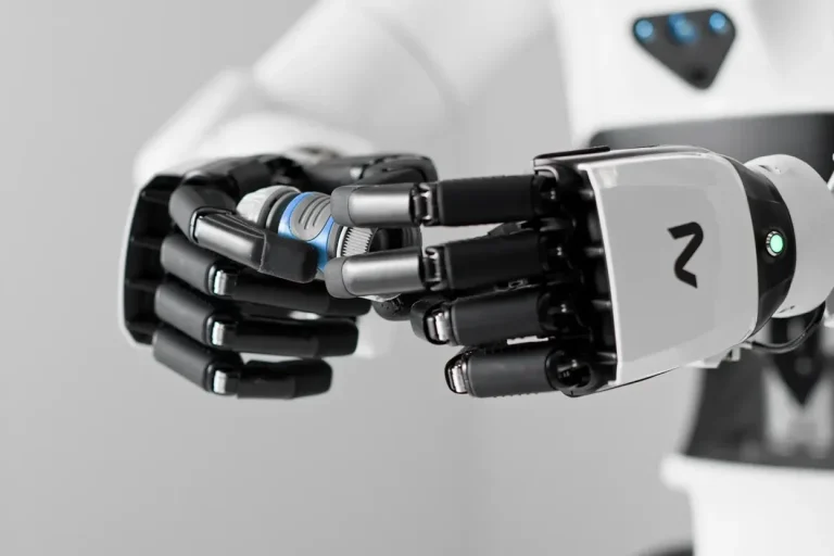 Main robotique dotée de doigts articulés et de capteurs visibles entre les phalanges
