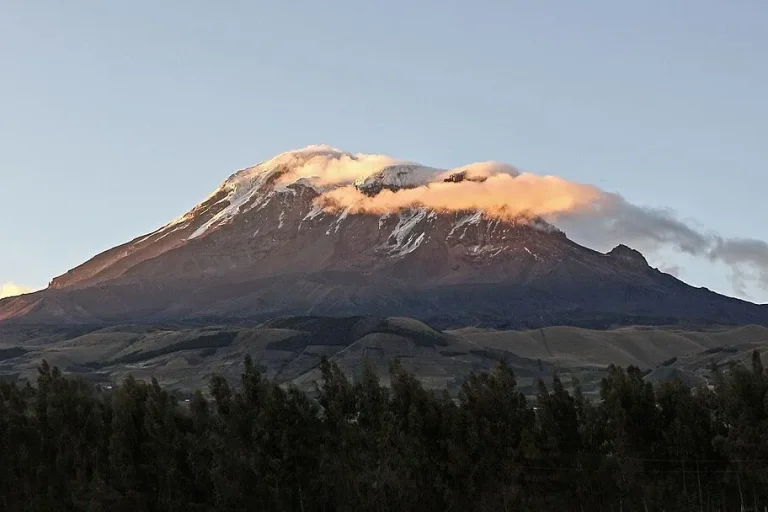 Un volcan équatorien à plus de 6000 mètres d'altitude, théâtre d'une ascension robotique de seize heures