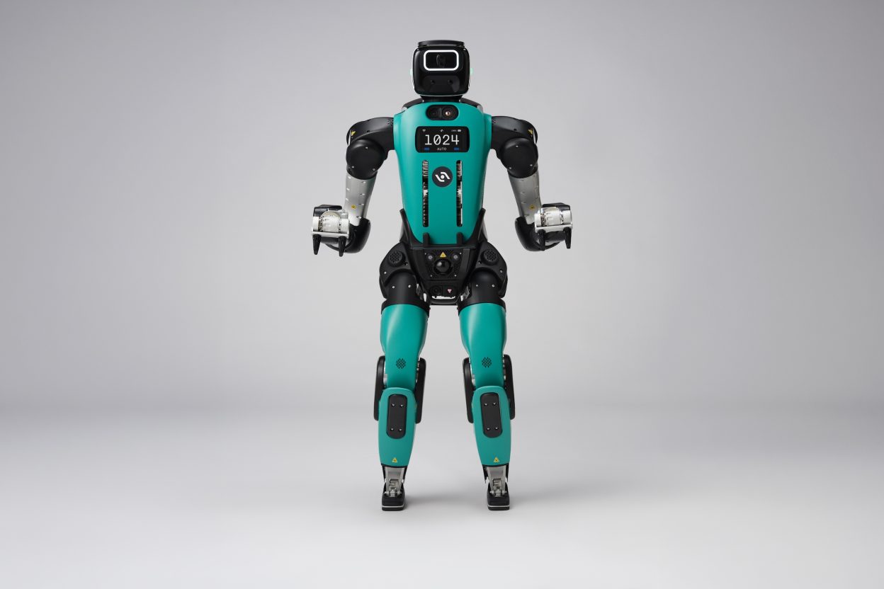 Robot humanoïde bipède Digit d'Agility Robotics, carrosserie turquoise et noire, mains préhensiles, écran de torse affichant « 1024 », sur fond neutre