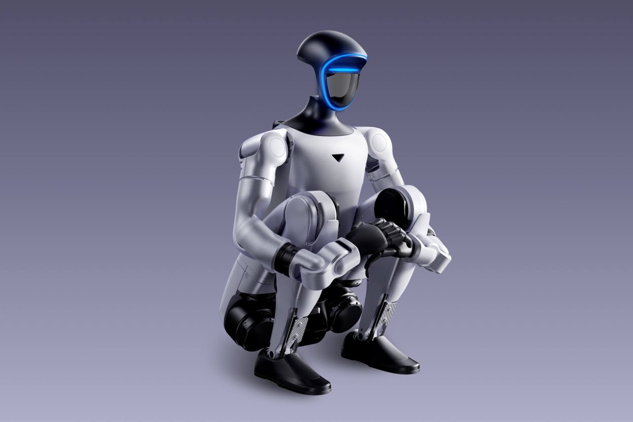 Robot humanoïde Unitree G1 en position accroupie, tenant ses genoux avec ses mains articulées