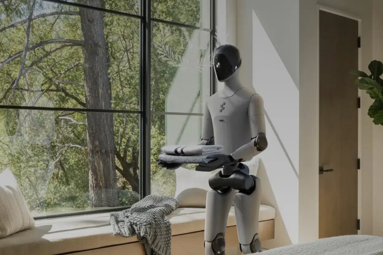 Humanoider Roboter Figure 02 hantiert in einer Wohnung neben einem Fenster mit gefalteten Textilien