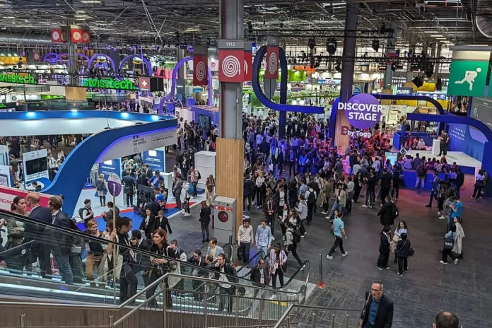 VivaTech 2026 : l'IA physique et les humanoïdes au centre du salon Vue générale du salon VivaTech au Parc des expositions de la porte de Versailles à Paris, avec plusieurs stands dont un « Discover Stage » visible au centre