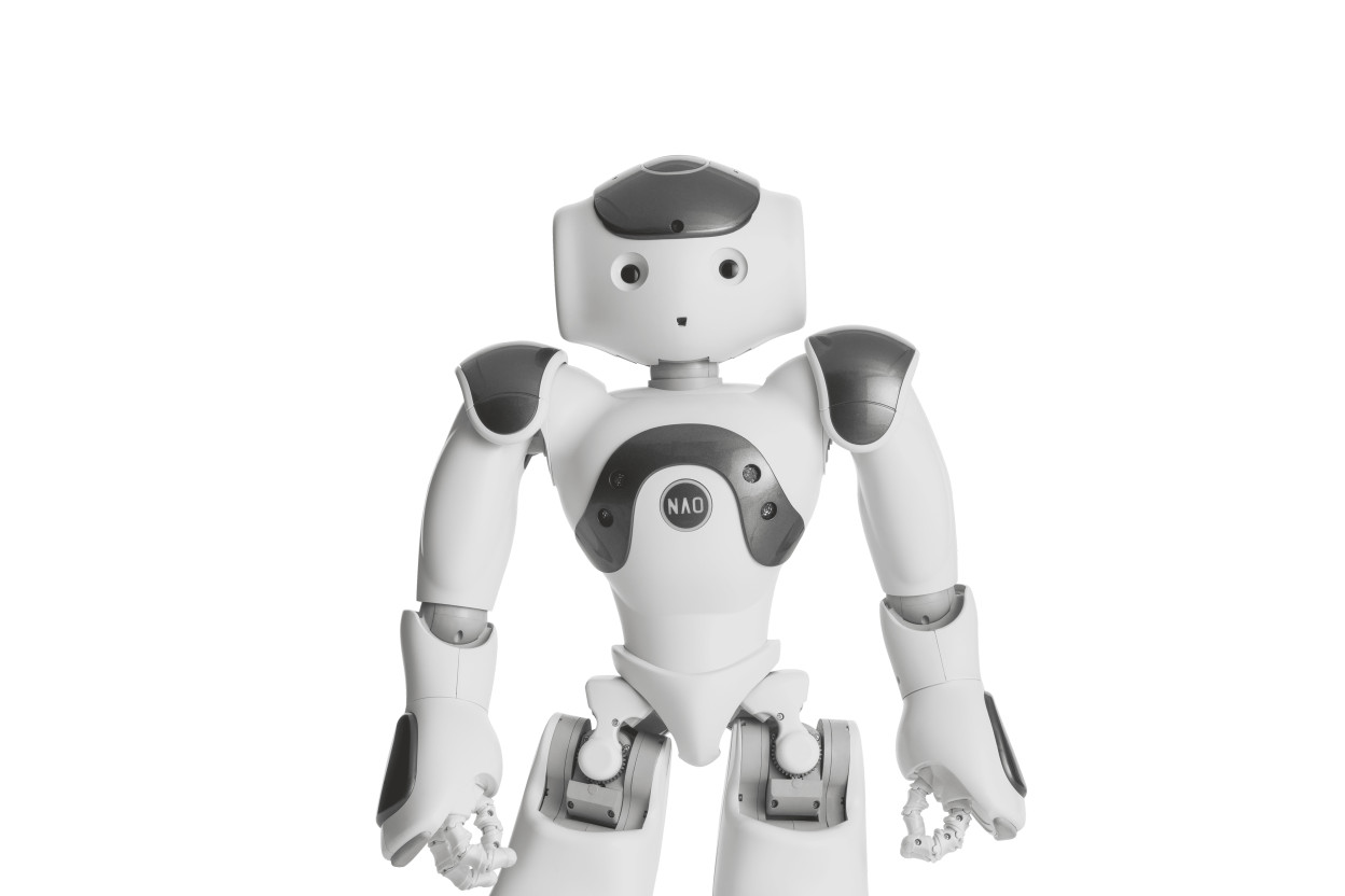 Robot humanoïde blanc et gris NAO en position debout, vue de face sur fond neutre.