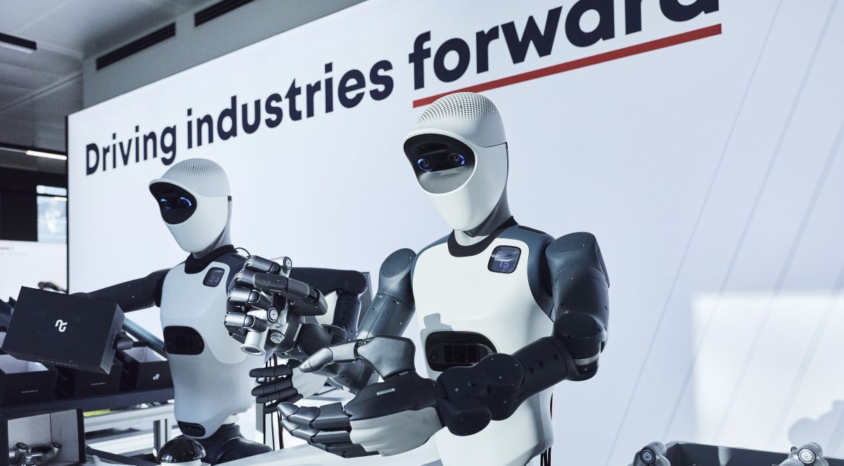 Robot mobile autonome naviguant dans un entrepôt industriel entre des étagères de stockage