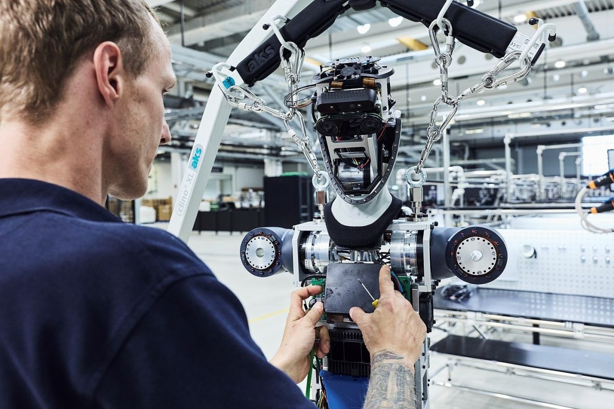 Robot humanoïde monté sur une base à roues dans un environnement de production