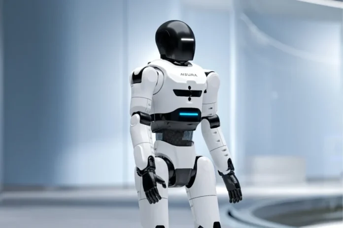 Robot humanoïde compact blanc avec écran facial debout sur fond sombre